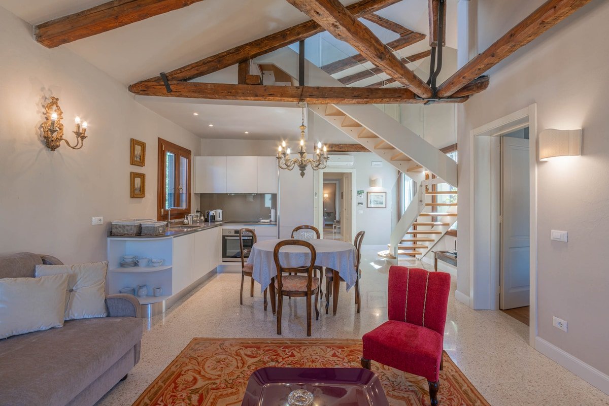 Palazzo Veneziano with roof terrace & canale view gallery image 5