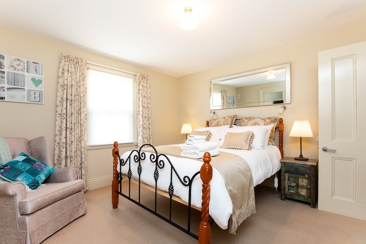 Family Home – Moments To The City with free WiFi gallery image 5