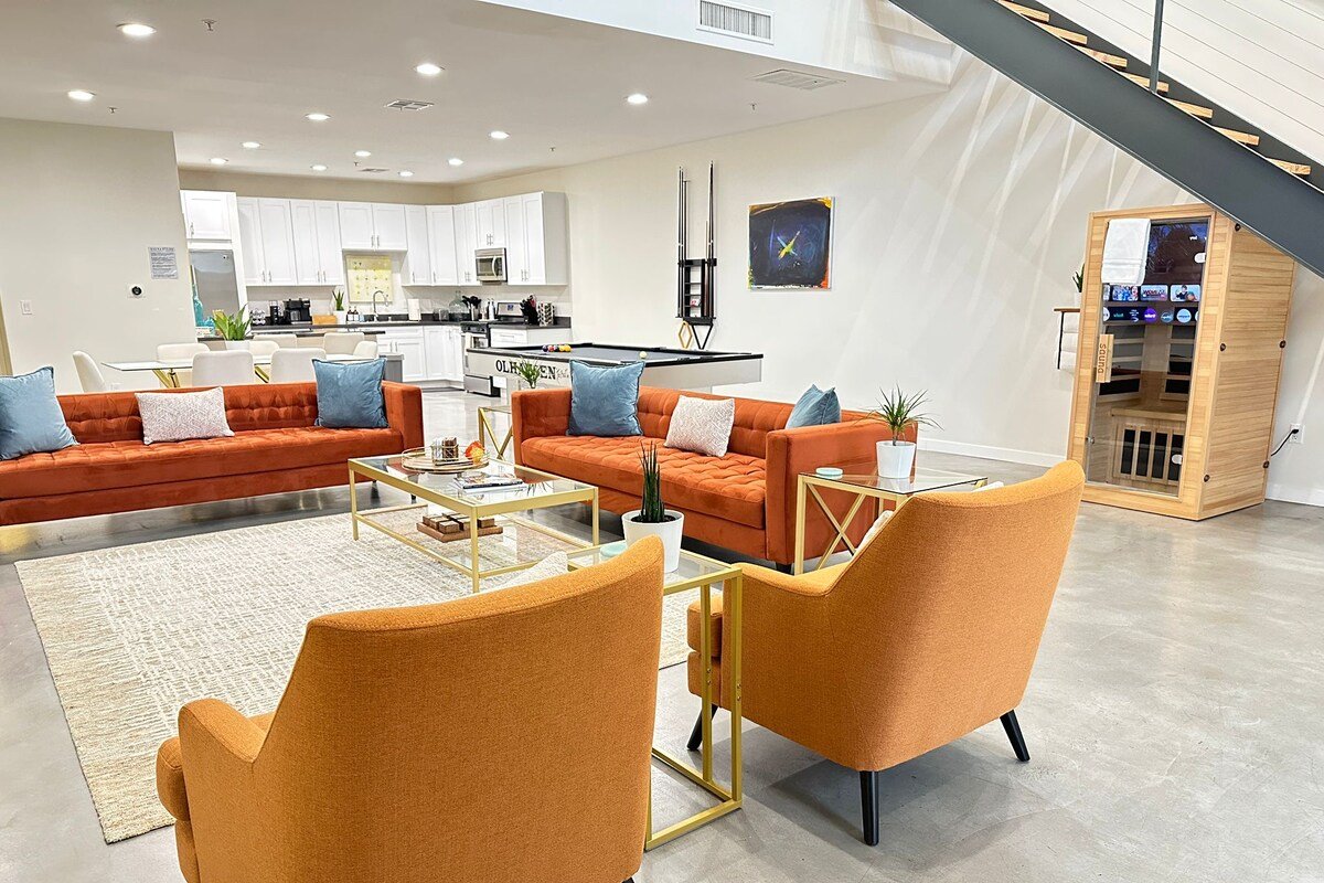 2500 ft² w/ Pool Table, 2 King Bds, Sauna, 85″TV gallery image 2