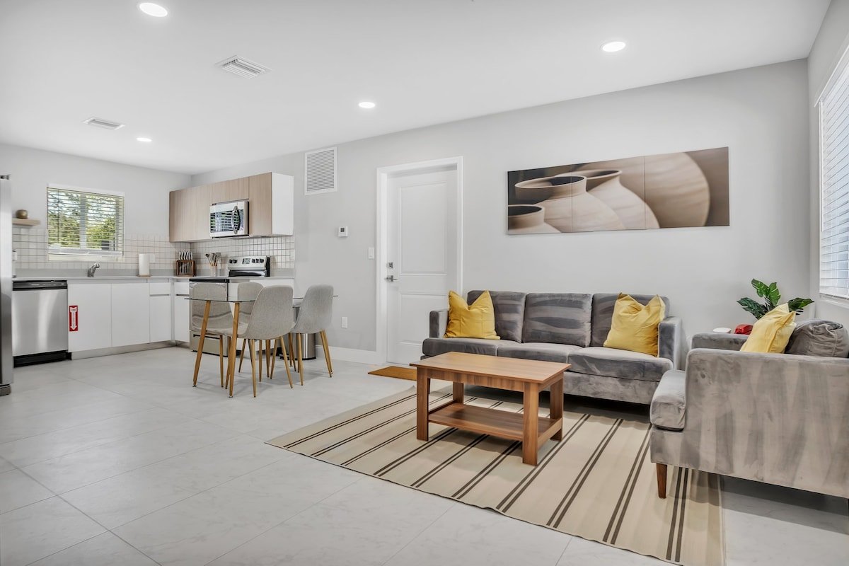 Sistrunk Shades Compound 5 Homes Up to 50 Guests gallery image 3