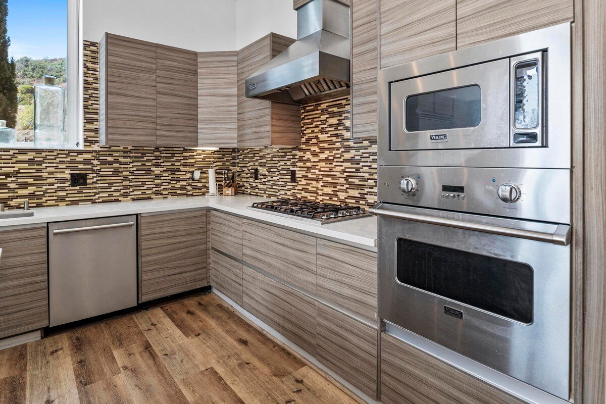 Luxury 4BR Hollywood Bowl Getaway w/ Pool! gallery image 5