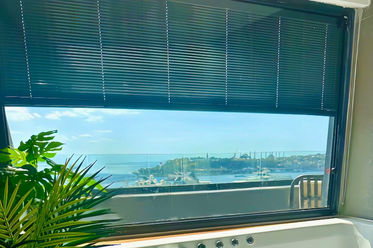 S Lux/Jacuzzi Escape with Bosphorus Panorama gallery image 4