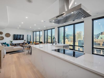 Stylish, Perfect Location Penthouse! AC & 3 BR!