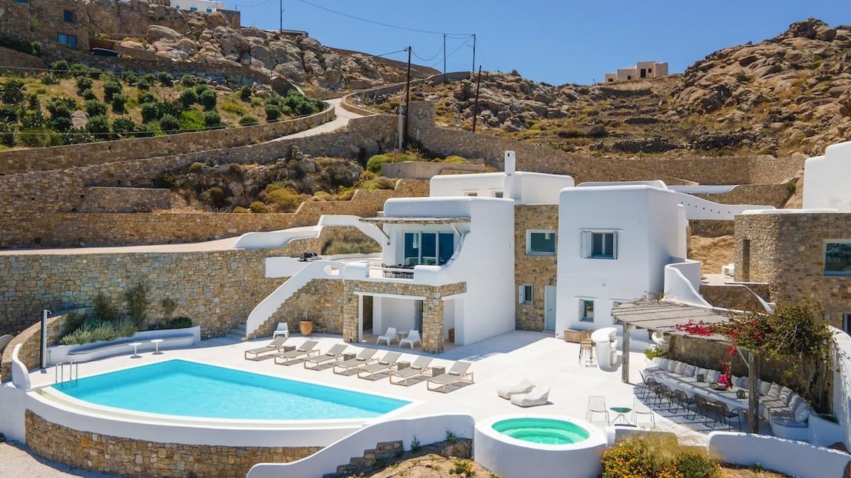 Luxury villa with stunning views above Kalo Livadi gallery image 3