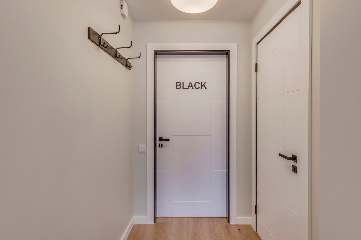 Rare in the heart of Old Town – BLACK & WHITE gallery image 3