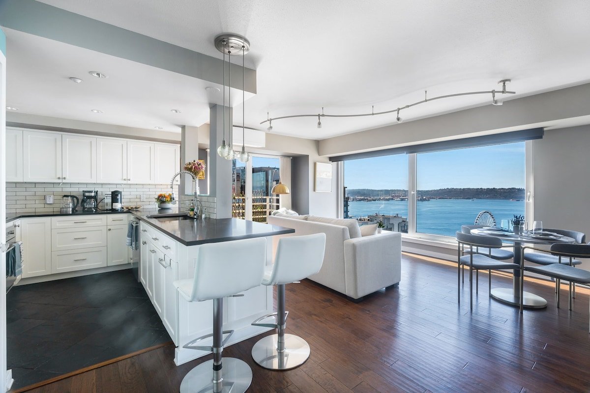 Best View in Seattle – 2BR w/ Parking, Pool, A/C gallery image 2