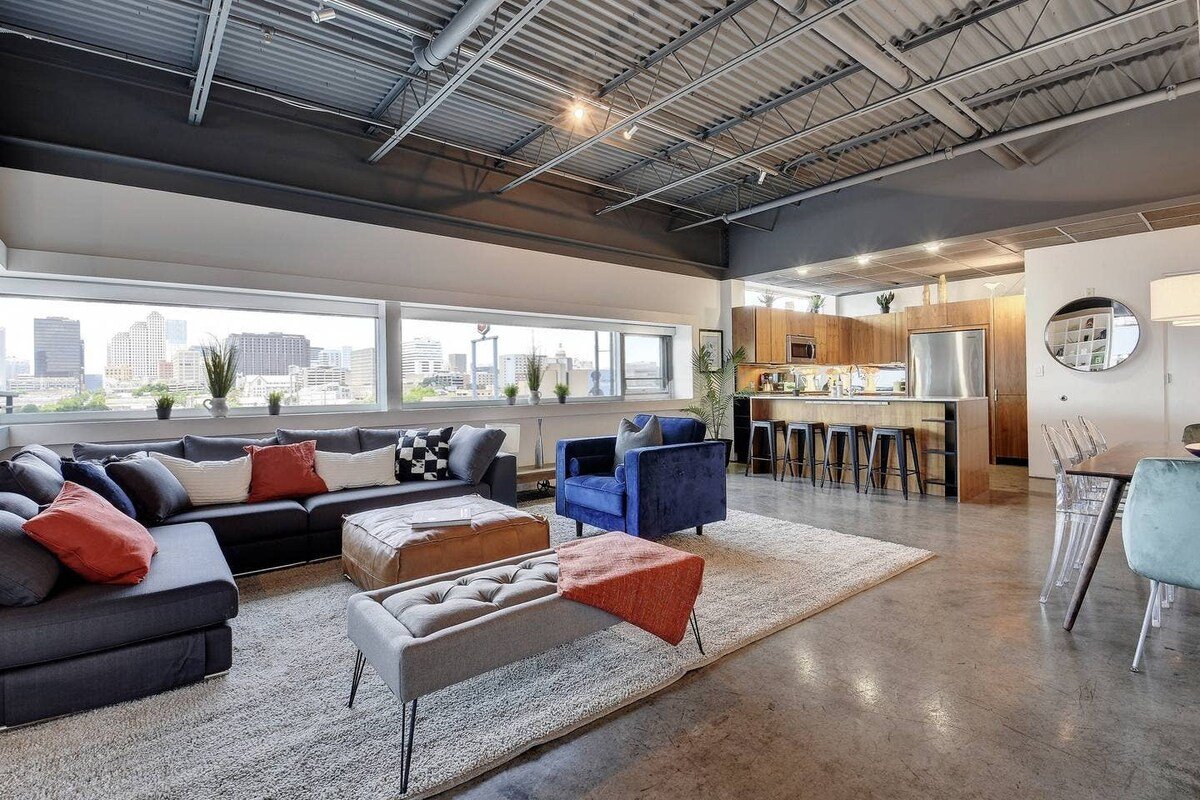 Group Travel Loft (x4) | Overlooking 6th Street gallery image 4