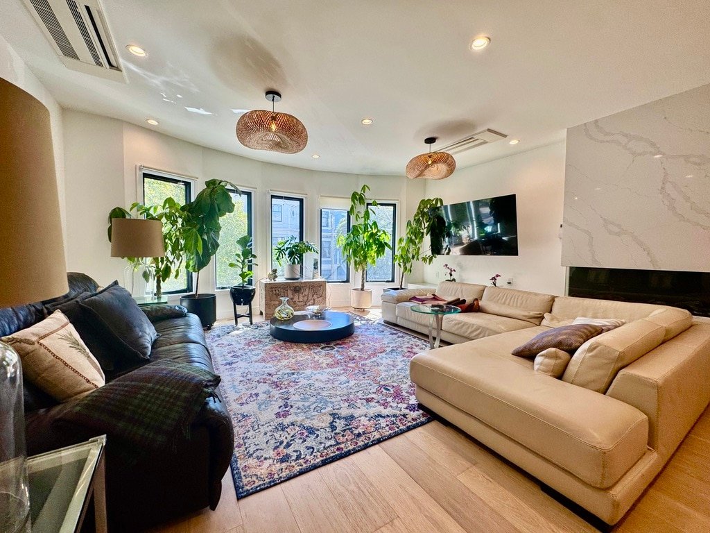 Elegant 2 bdrm, office, 2 bath luxury gallery image 2