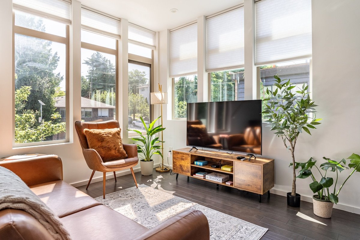 Cozy Luxury | FourSeasons King Bed | 10 Min to DT gallery image 2