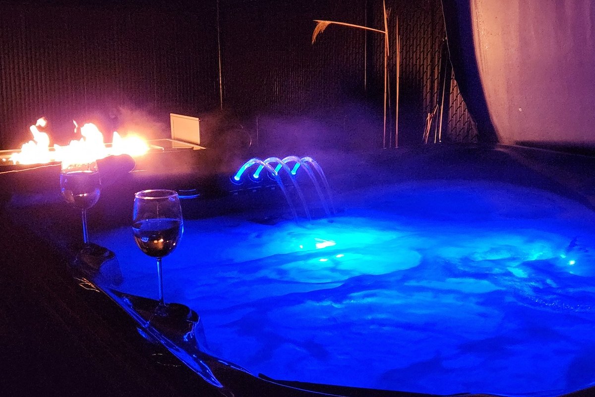 Hot Tub Under the Atlantic Stars Luxury 2 BR home gallery image 3