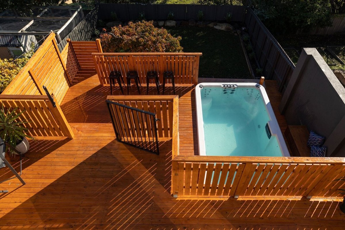 Explore in comfort & sophistication gallery image 4