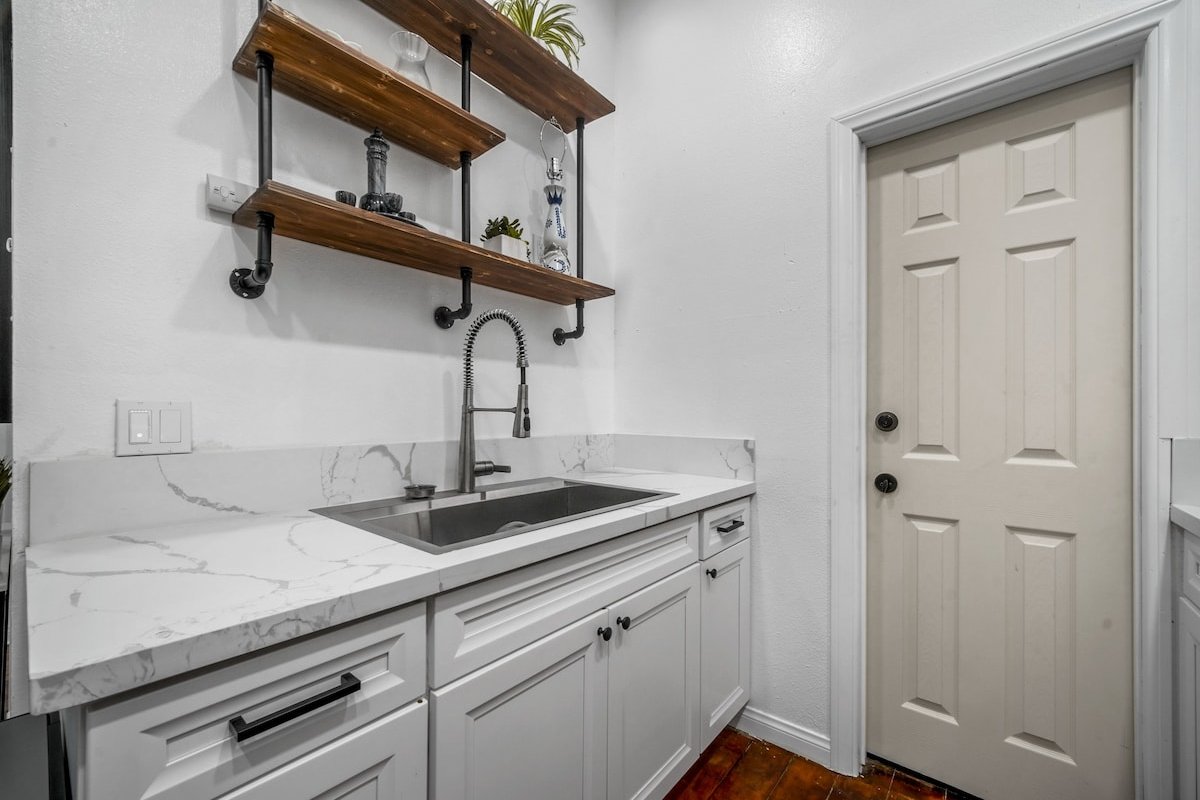 Huge 4 bedroom Great location Gaslamp near Petco gallery image 5