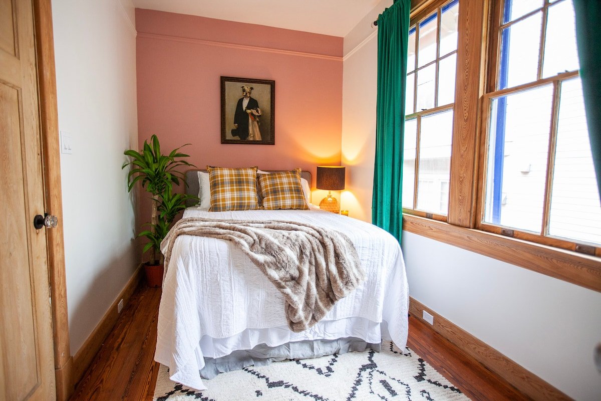 Renovated Uptown Cottage in Walkable Neighborhood gallery image 5