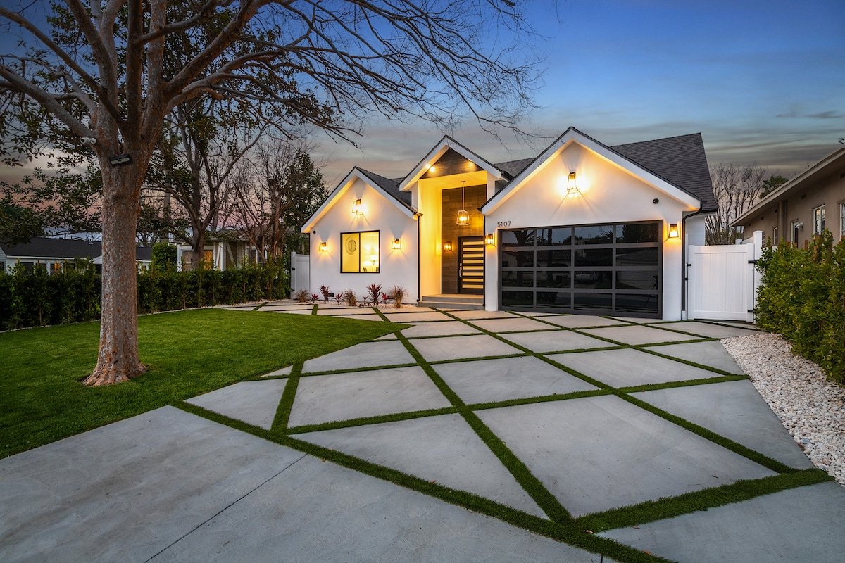 Universal Studios home with pool and jacuzzi gallery image 2