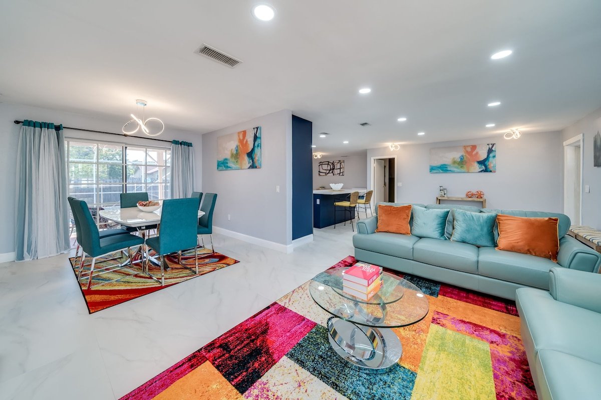 Modern Home with Heated Pool. Flexible Check In. gallery image 3