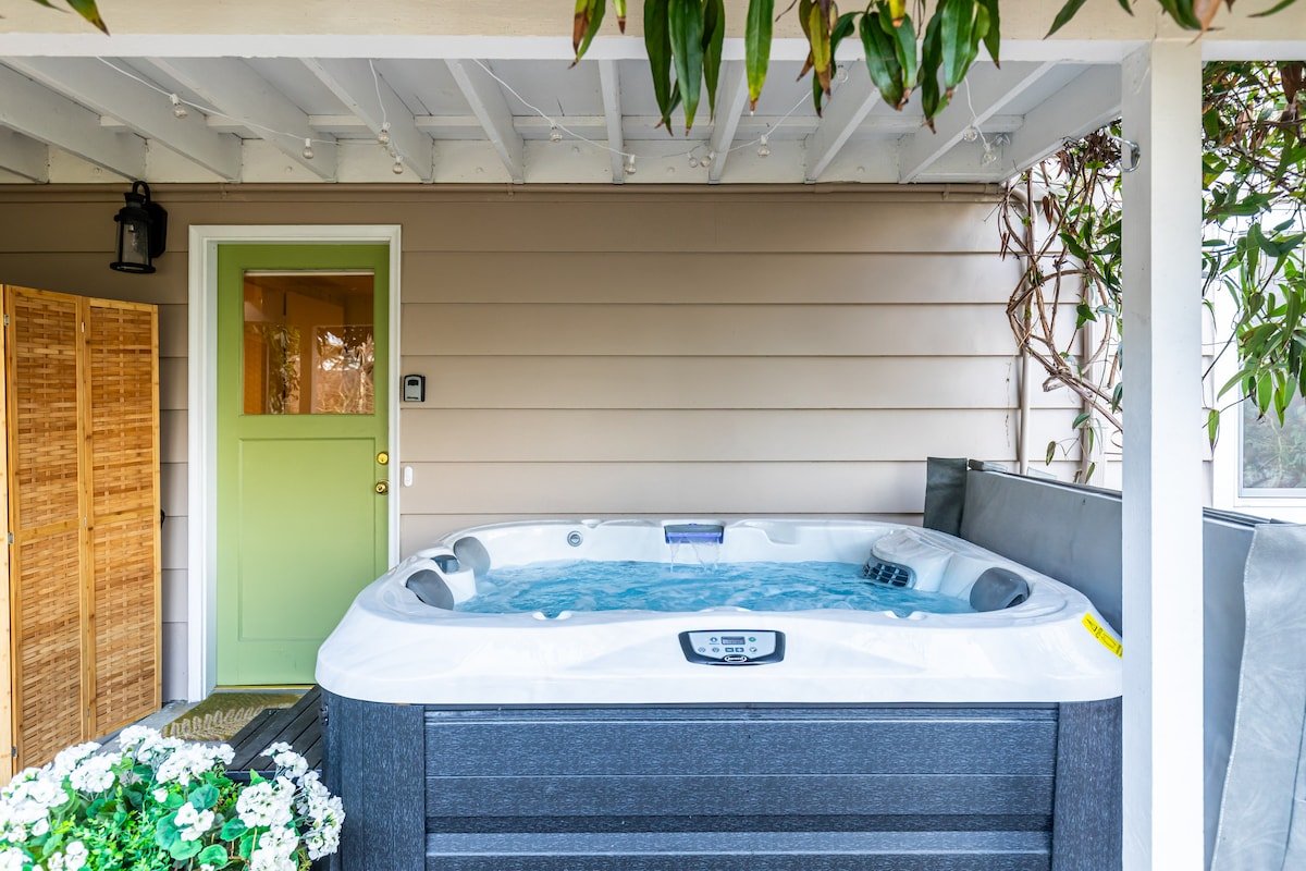 Lake Washington View Home with Hot Tub BBQ Garden gallery image 4