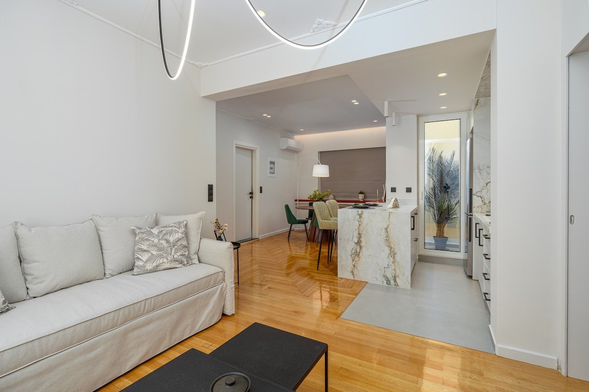 Luxury Apt with Acropolis view Balcony and Jacuzzi gallery image 4