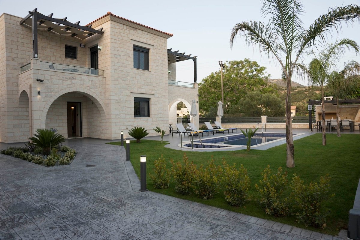 Villa Azalea | Luxury, private pool, 300m to sea gallery image 4