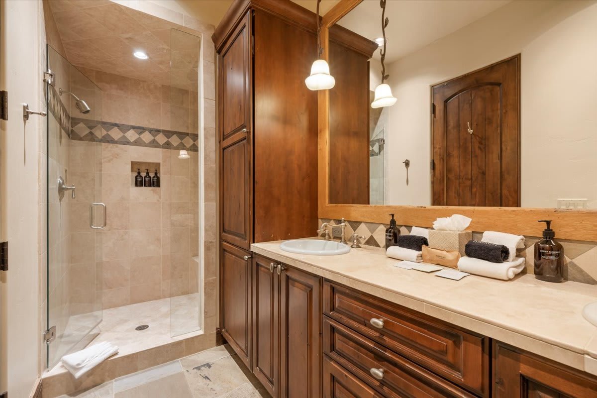 Luxury Telluride Retreat – Hot Tub & Mountain View gallery image 3