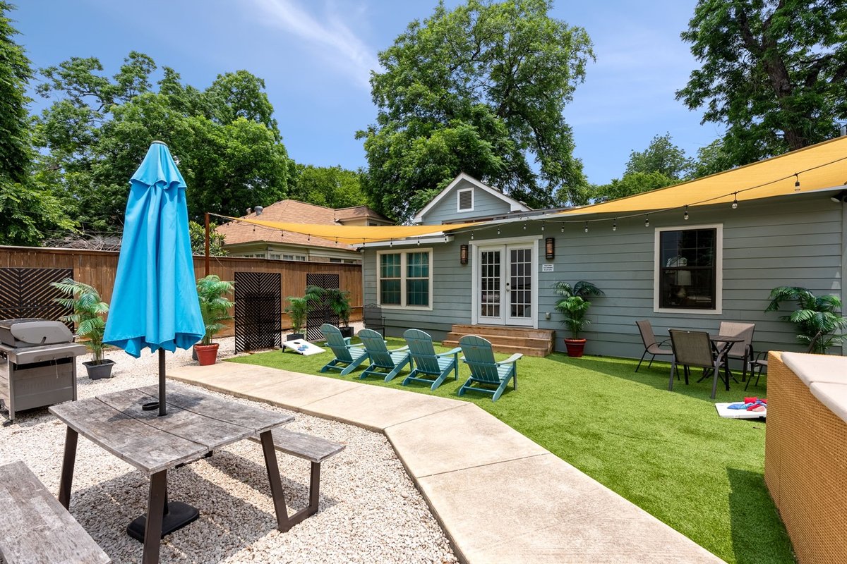 8 blocks from DT Austin Group Getaway with Pool