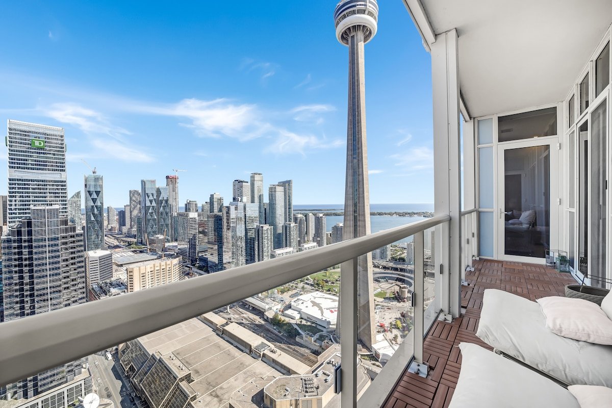 CN Tower View 4BD Penthouse+Rogers Centre+Parking gallery image 4
