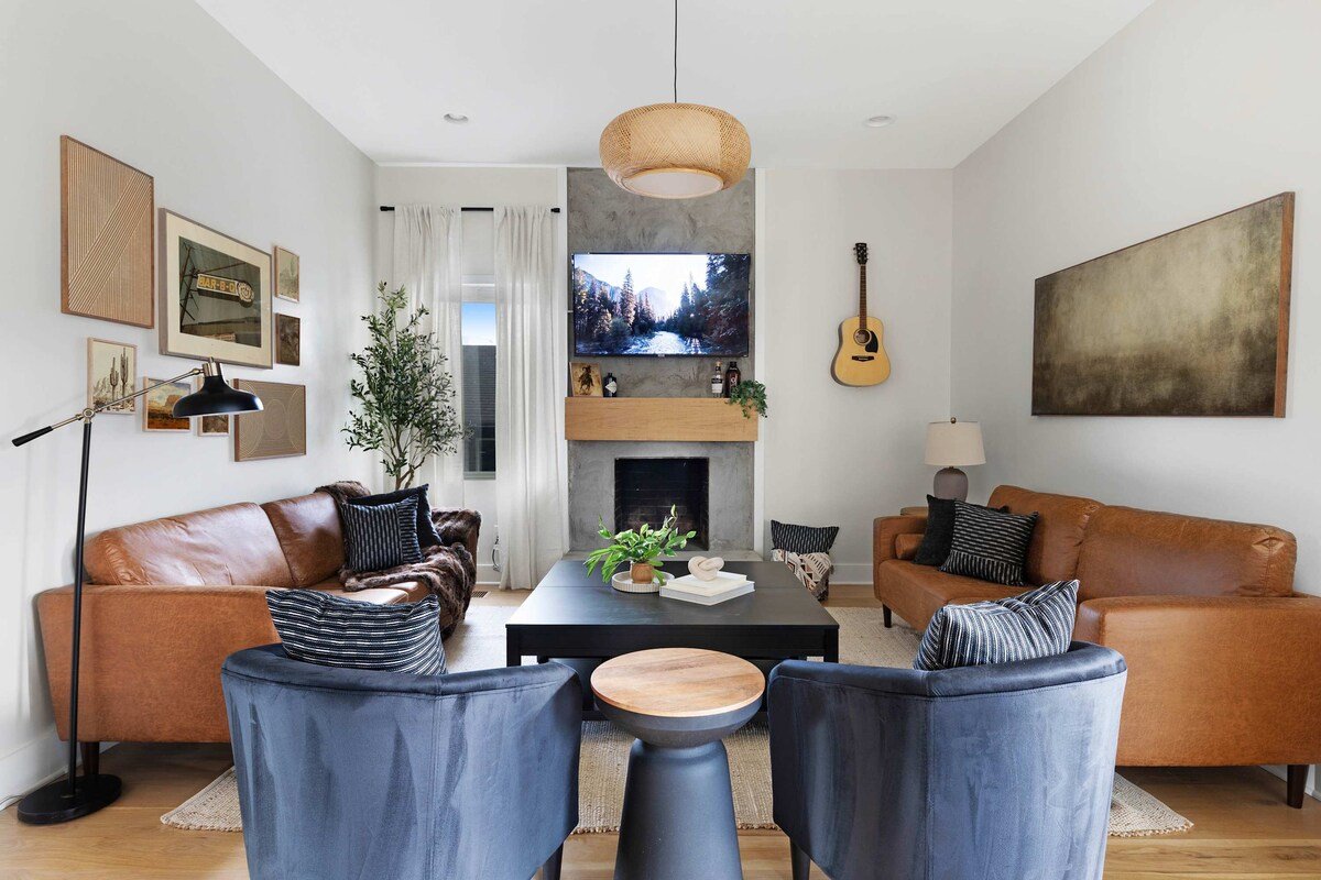 The Wrangler – Hot Tub, Minutes to Broadway gallery image 2