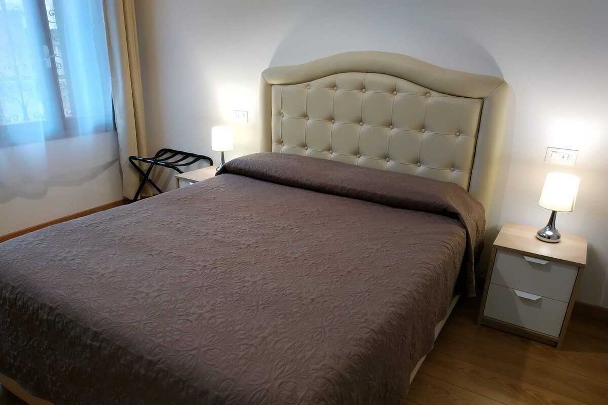 Guesthouse with 5 double rooms & ensuite bathrooms gallery image 3