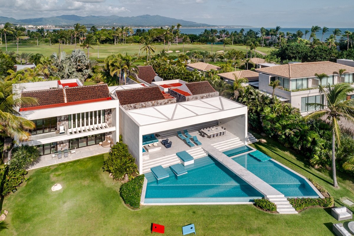 Luxury Oceanfront Retreat w/ Pools, Jacuzzi & Chef