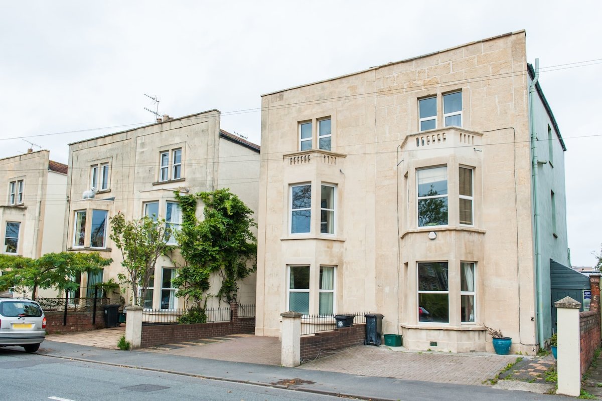 Amazing Victorian House overlooking the docks gallery image 4