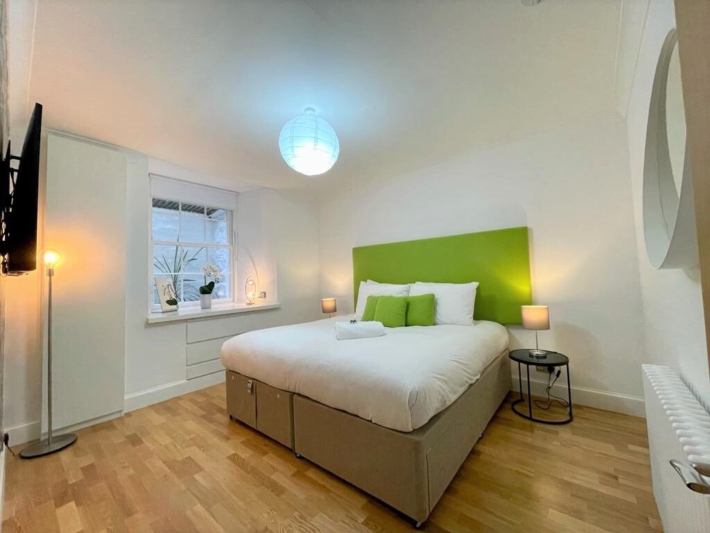 Elite 3 Bed New Town Apt w/ Private Walled Garden gallery image 5
