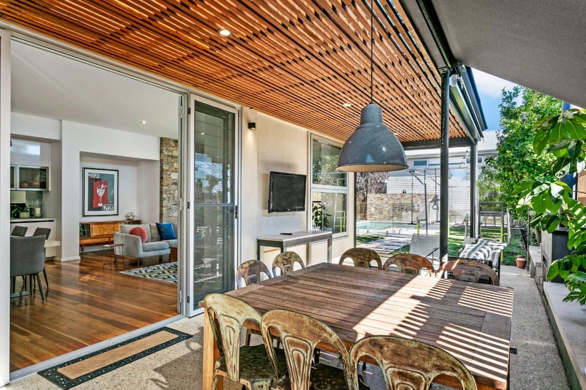 Family Home with Pool, Playground, Outdoor Kitchen gallery image 5