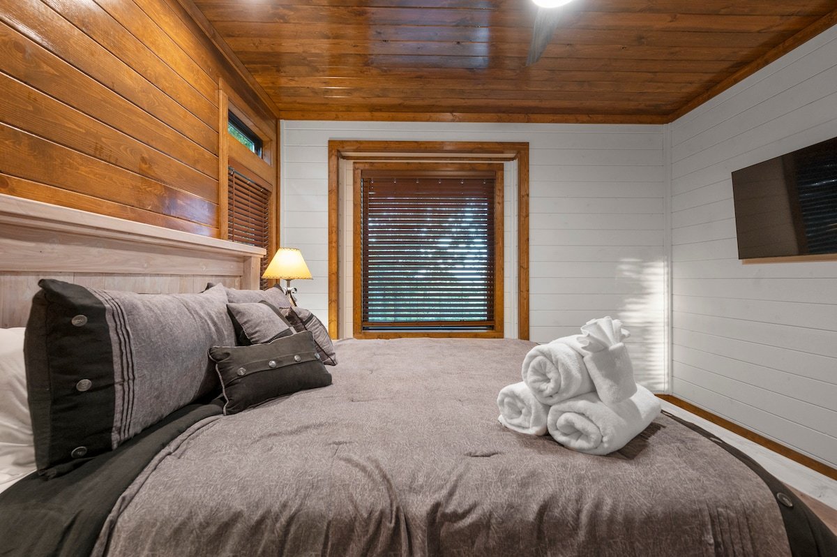 Private Mountain-View Cabin w/ Pool & Hot Tub gallery image 5