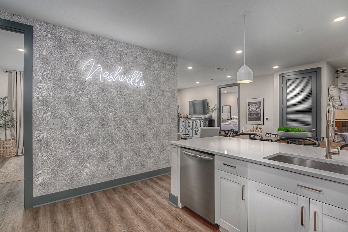 Luxury Downtown | Walk to Broadway | Comfort Beds gallery image 2