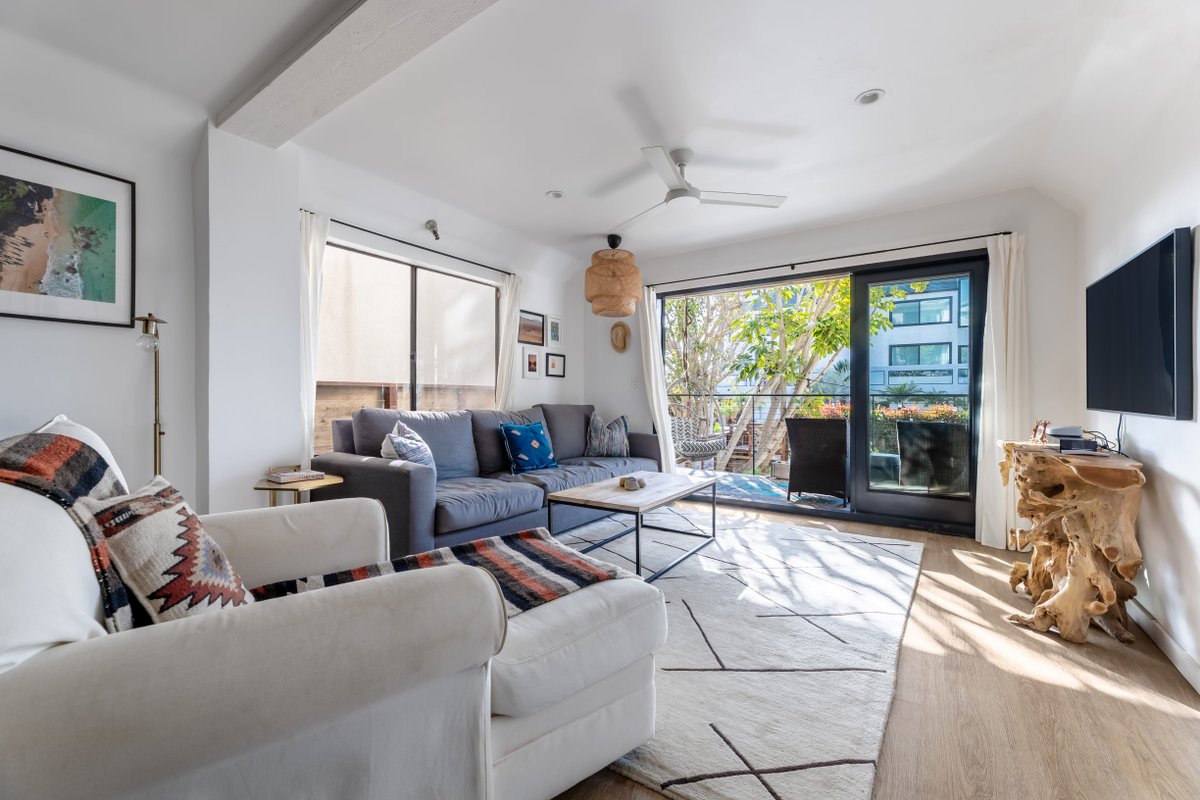 Stylish beachpad steps from beach, on walk streets
