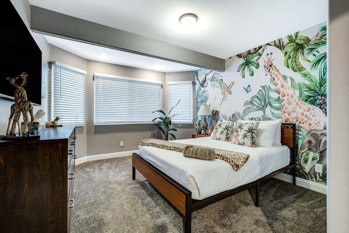 5BDRM Lux Estate- Heated Pool and Neon Arcade Room gallery image 4