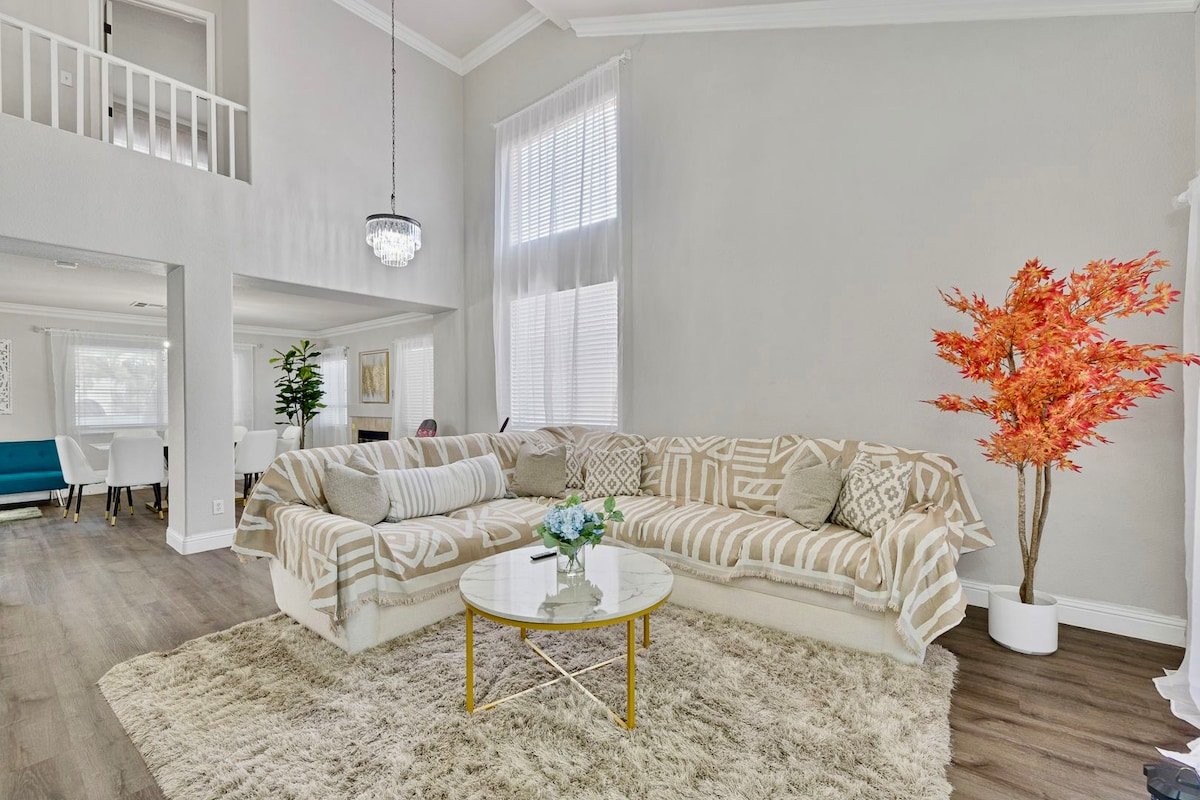 Modern Home in Vegas Strip | Heated Pool | Jacuzzi gallery image 5