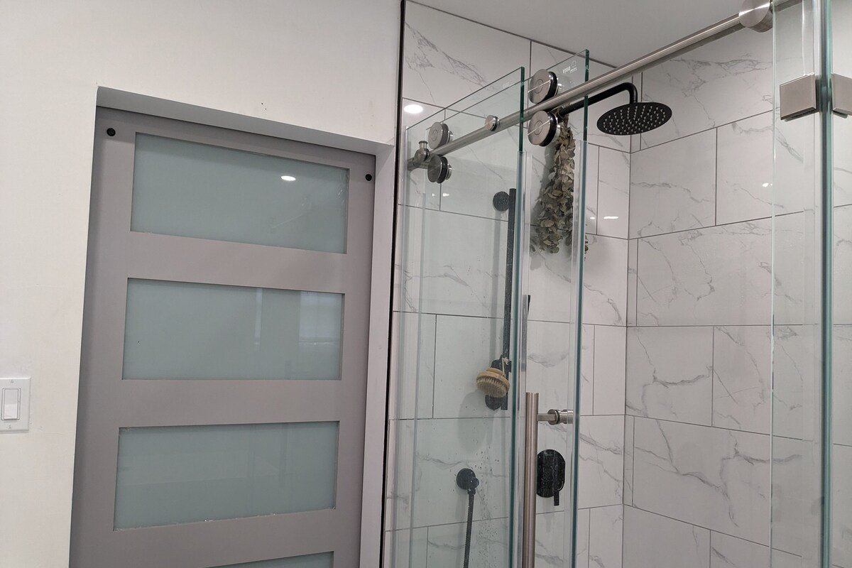 Midtown Modern w/ King Bed gallery image 4