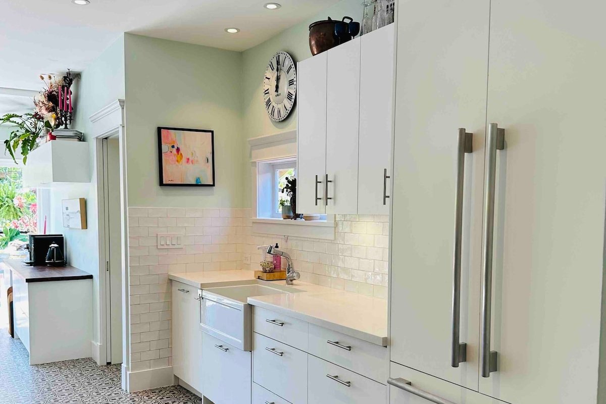 4+ bed Character Home Blocks to Beach. gallery image 5