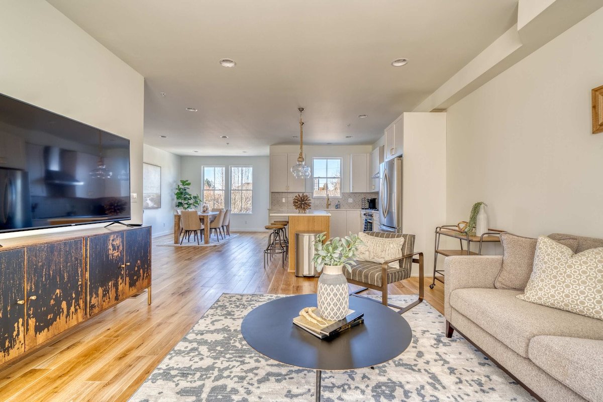 Spacious 6BR • Parking • Great for Big Groups gallery image 4