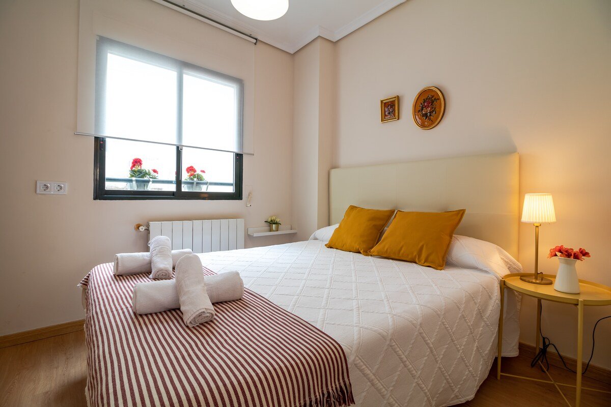 LA SEDA STAY. FREE PARKING. WIFI. NETFLIX. CENTER gallery image 5