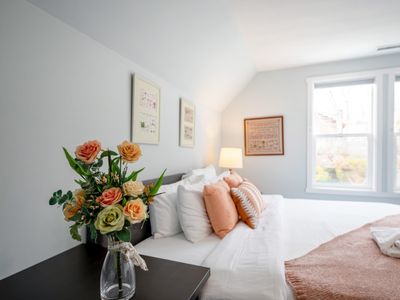 Bright & Airy 4b3b Upper unit @ Capital Hill