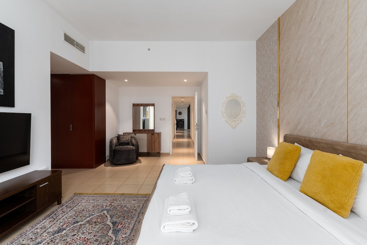 Cozy 3BR Space at JBR, Beach Nearby gallery image 4