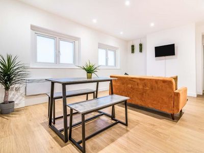 City Centre – Sleeps 20 Guests – 10 beds – 8 Rooms