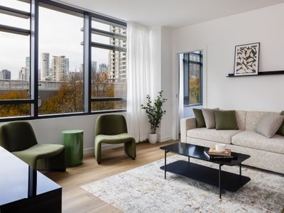 Smithe House Two Bedroom Apt + Office – Yaletown