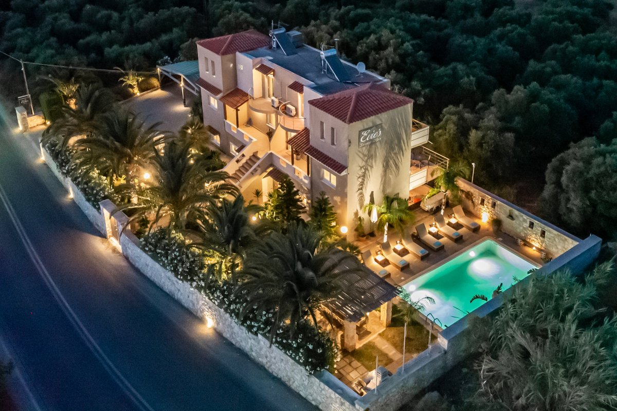 Villa Evie’s-Complex of 4 Apt’s -Free Heated Pool