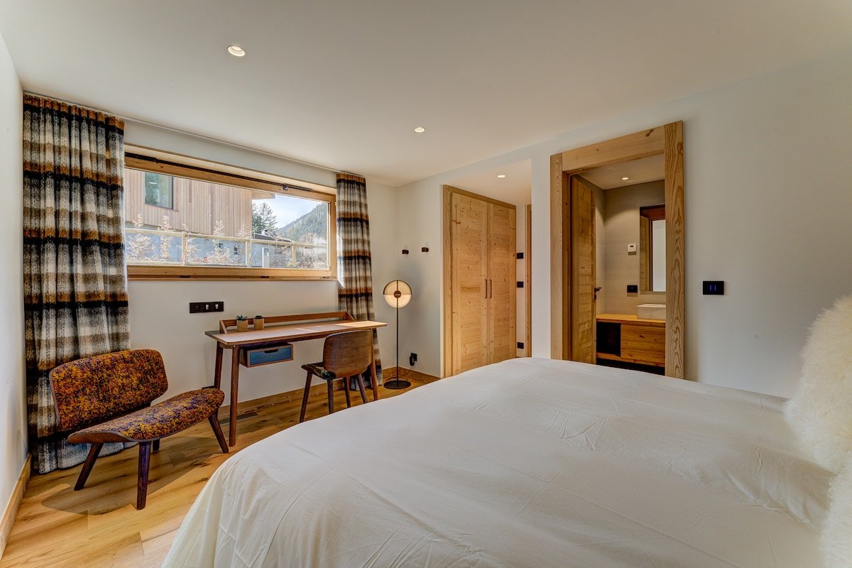 Panoramic views + daily cleaning & bkfst services gallery image 5