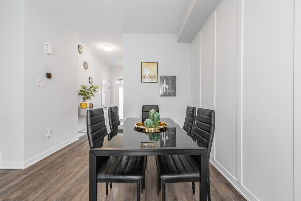 The Green Bohemian: 3beds, 3mins to CanTire Centre gallery image 5