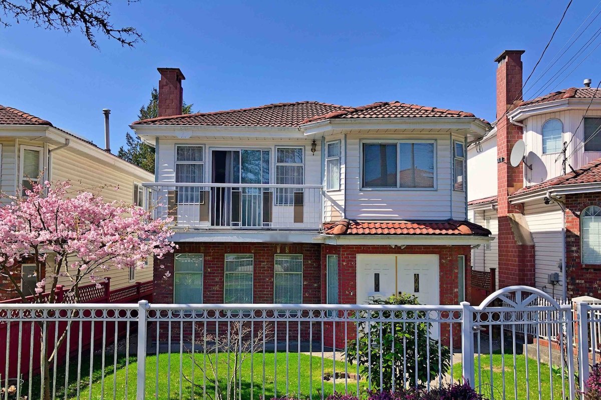 Clean Family Home Central Near Downtown & Airport gallery image 2