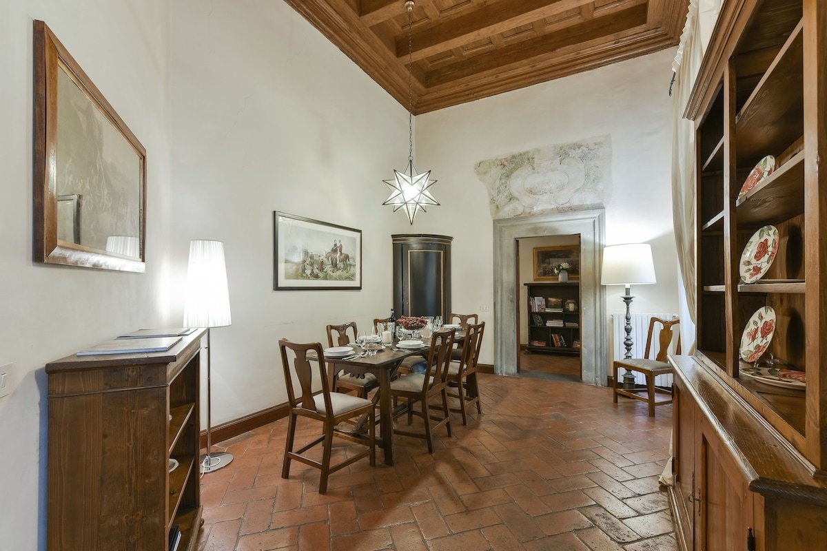Raffaello apartment with fireplace in Oltrarno gallery image 5