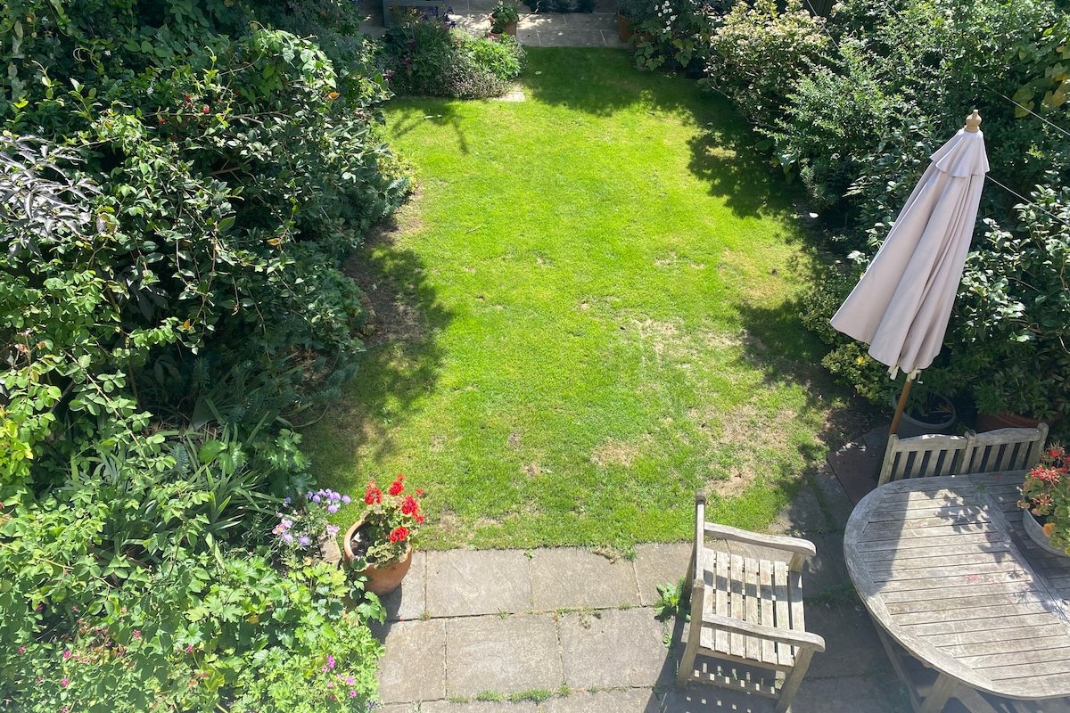 Cheerful 6 bedroom home in leafy Fulham. gallery image 5